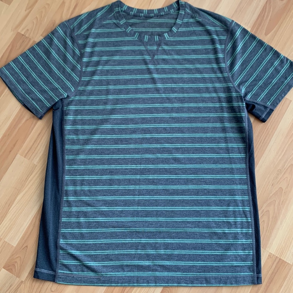 Lululemon athletica Men’s short sleeve shirt